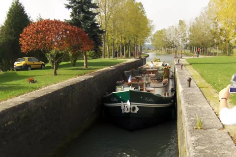 burgundy canal lock